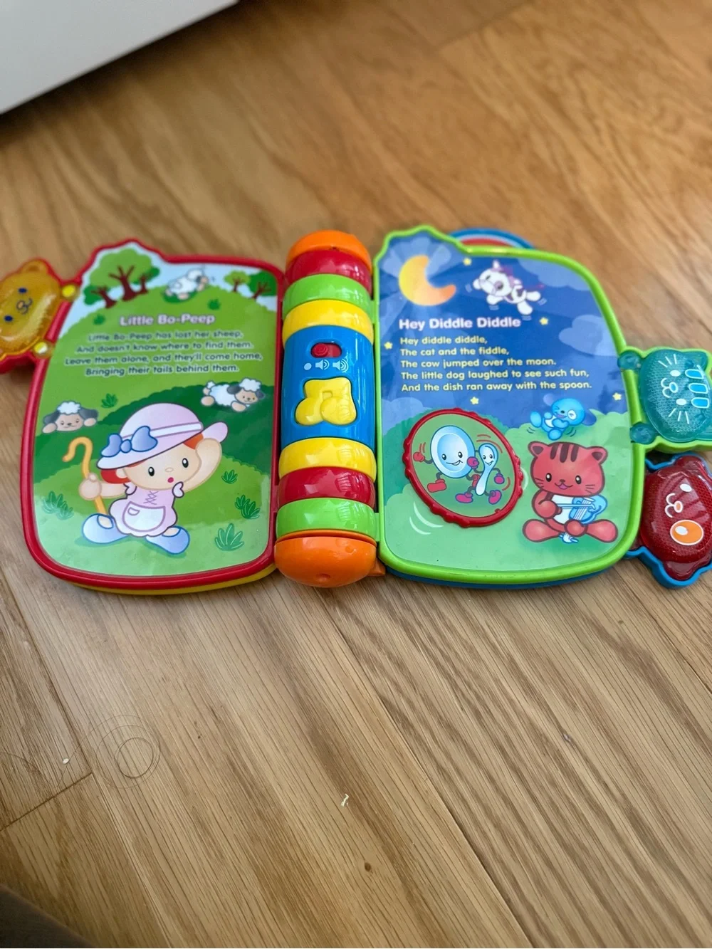 VTech Rhyme and Discover Nursery Rhyme Book
